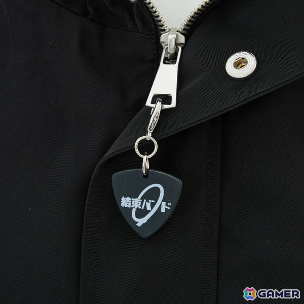 アニメ「ぼっち・ざ・ろっく！」ギターケース風ボディバッグや下北沢の地図をイメージしたアウター、ぼっちのサイン入りスニーカーが登場の画像