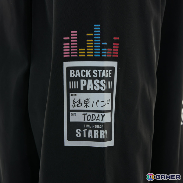 アニメ「ぼっち・ざ・ろっく！」ギターケース風ボディバッグや下北沢の地図をイメージしたアウター、ぼっちのサイン入りスニーカーが登場の画像