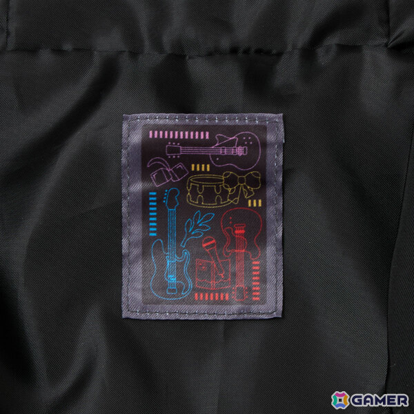 アニメ「ぼっち・ざ・ろっく！」ギターケース風ボディバッグや下北沢の地図をイメージしたアウター、ぼっちのサイン入りスニーカーが登場の画像