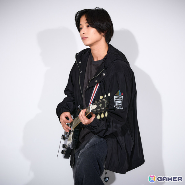 アニメ「ぼっち・ざ・ろっく！」ギターケース風ボディバッグや下北沢の地図をイメージしたアウター、ぼっちのサイン入りスニーカーが登場の画像