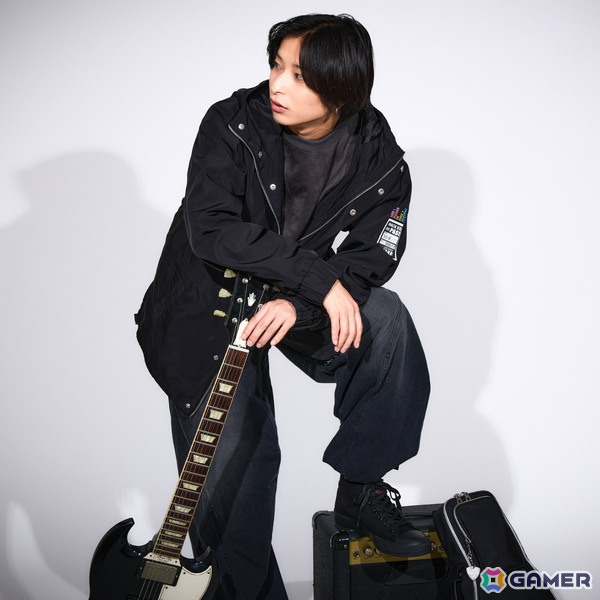 アニメ「ぼっち・ざ・ろっく！」ギターケース風ボディバッグや下北沢の地図をイメージしたアウター、ぼっちのサイン入りスニーカーが登場の画像