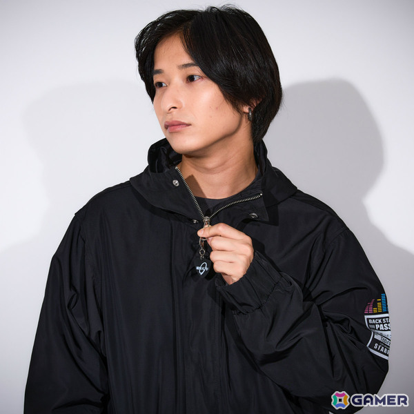 アニメ「ぼっち・ざ・ろっく！」ギターケース風ボディバッグや下北沢の地図をイメージしたアウター、ぼっちのサイン入りスニーカーが登場の画像