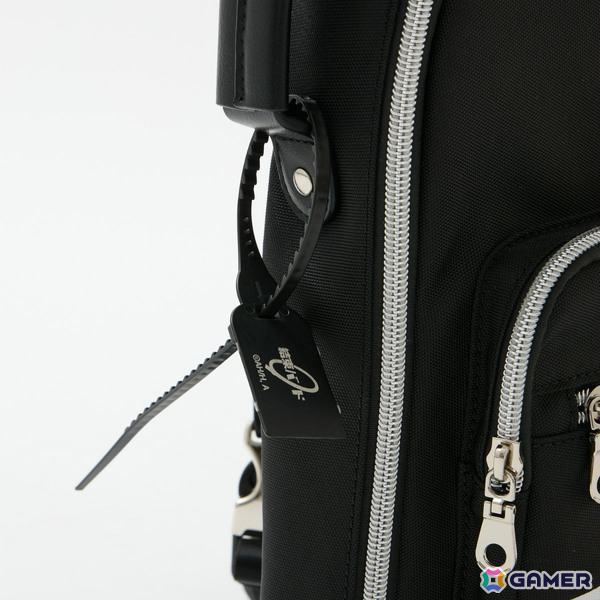 アニメ「ぼっち・ざ・ろっく！」ギターケース風ボディバッグや下北沢の地図をイメージしたアウター、ぼっちのサイン入りスニーカーが登場の画像