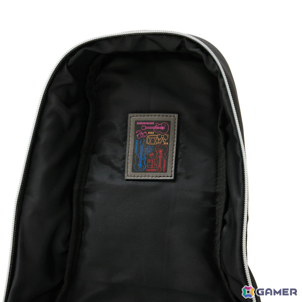 アニメ「ぼっち・ざ・ろっく！」ギターケース風ボディバッグや下北沢の地図をイメージしたアウター、ぼっちのサイン入りスニーカーが登場の画像