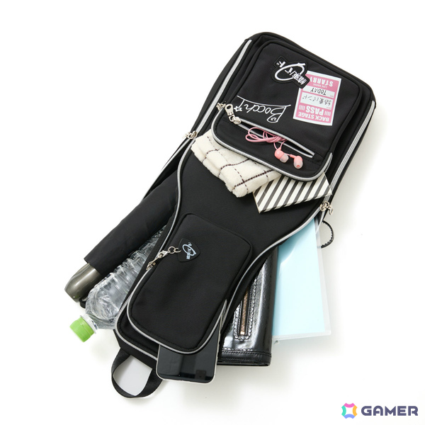 アニメ「ぼっち・ざ・ろっく！」ギターケース風ボディバッグや下北沢の地図をイメージしたアウター、ぼっちのサイン入りスニーカーが登場の画像