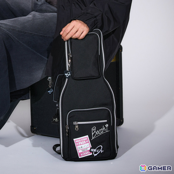 アニメ「ぼっち・ざ・ろっく！」ギターケース風ボディバッグや下北沢の地図をイメージしたアウター、ぼっちのサイン入りスニーカーが登場の画像