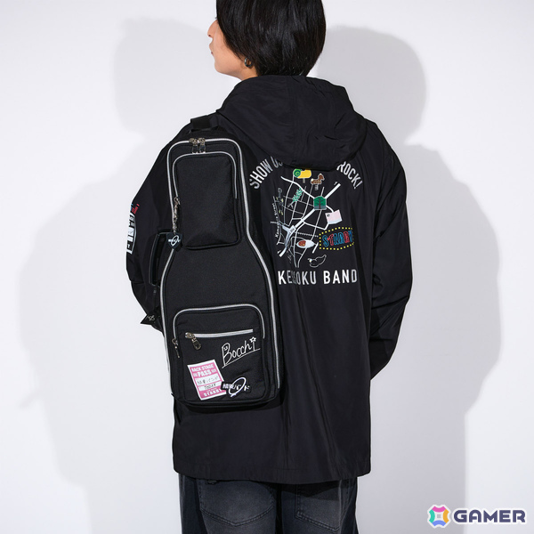 アニメ「ぼっち・ざ・ろっく！」ギターケース風ボディバッグや下北沢の地図をイメージしたアウター、ぼっちのサイン入りスニーカーが登場の画像