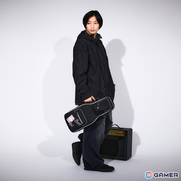 アニメ「ぼっち・ざ・ろっく！」ギターケース風ボディバッグや下北沢の地図をイメージしたアウター、ぼっちのサイン入りスニーカーが登場の画像