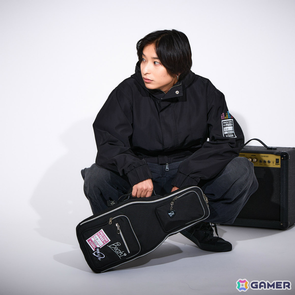 アニメ「ぼっち・ざ・ろっく！」ギターケース風ボディバッグや下北沢の地図をイメージしたアウター、ぼっちのサイン入りスニーカーが登場の画像