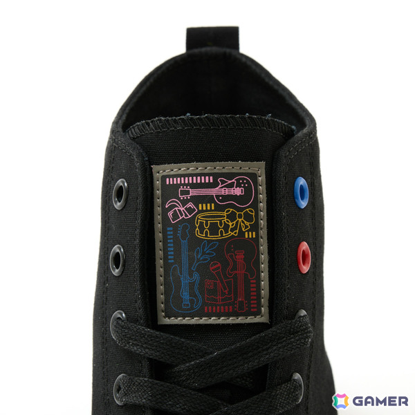 アニメ「ぼっち・ざ・ろっく！」ギターケース風ボディバッグや下北沢の地図をイメージしたアウター、ぼっちのサイン入りスニーカーが登場の画像