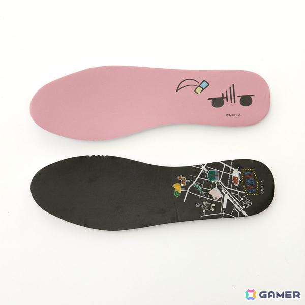 アニメ「ぼっち・ざ・ろっく！」ギターケース風ボディバッグや下北沢の地図をイメージしたアウター、ぼっちのサイン入りスニーカーが登場の画像