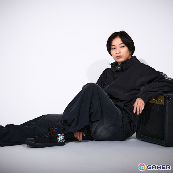 アニメ「ぼっち・ざ・ろっく！」ギターケース風ボディバッグや下北沢の地図をイメージしたアウター、ぼっちのサイン入りスニーカーが登場の画像