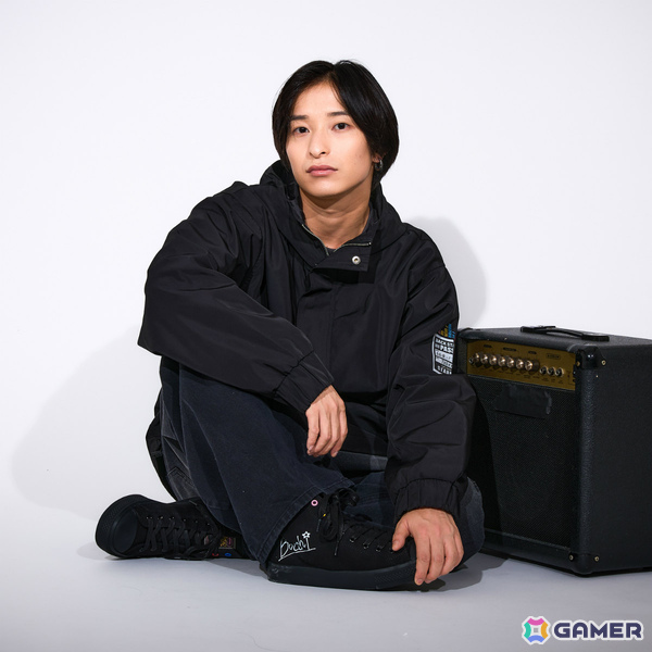 アニメ「ぼっち・ざ・ろっく！」ギターケース風ボディバッグや下北沢の地図をイメージしたアウター、ぼっちのサイン入りスニーカーが登場の画像