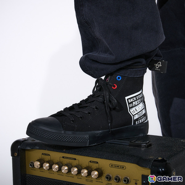 アニメ「ぼっち・ざ・ろっく！」ギターケース風ボディバッグや下北沢の地図をイメージしたアウター、ぼっちのサイン入りスニーカーが登場の画像