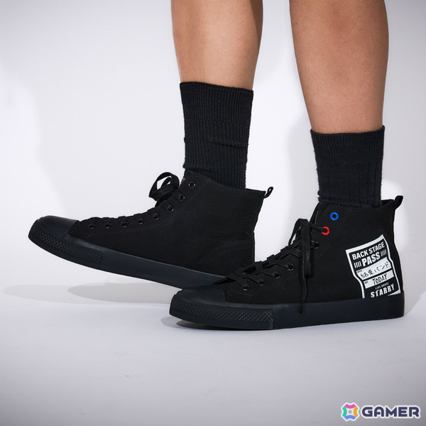 アニメ「ぼっち・ざ・ろっく！」ギターケース風ボディバッグや下北沢の地図をイメージしたアウター、ぼっちのサイン入りスニーカーが登場の画像