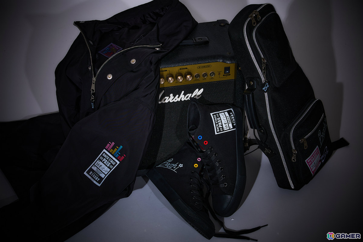 アニメ「ぼっち・ざ・ろっく！」ギターケース風ボディバッグや下北沢の地図をイメージしたアウター、ぼっちのサイン入りスニーカーが登場の画像