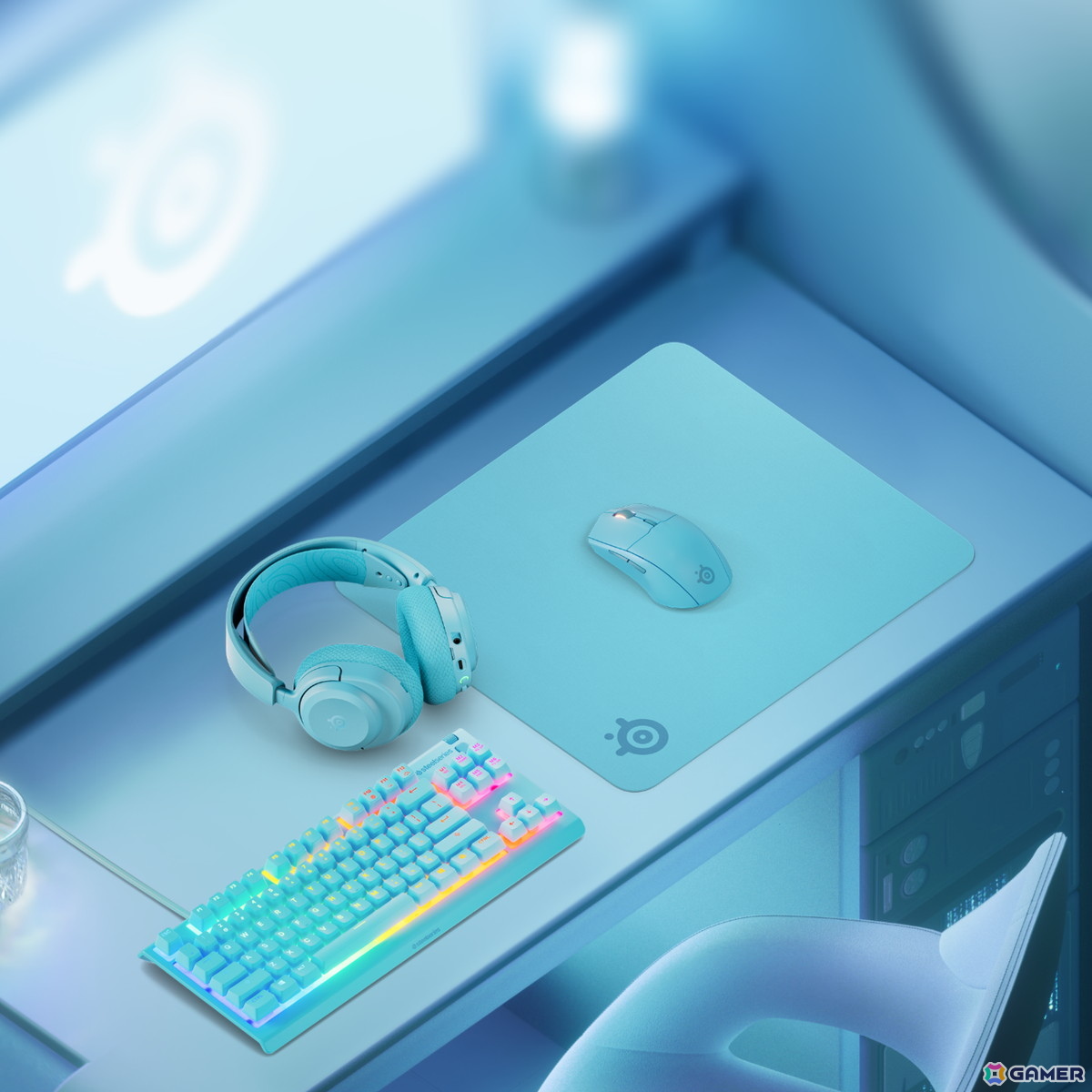 画像内の発売対象製品は、キーボード「Apex 3 TKL Aqua US」とマウスパッド「QcK L Aqua」