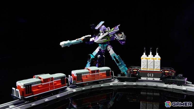「プラレール」×「エヴァンゲリオン」コラボでヤシマ作戦に登場する車両や武器を再現した商品2種が12月6日に発売!の画像