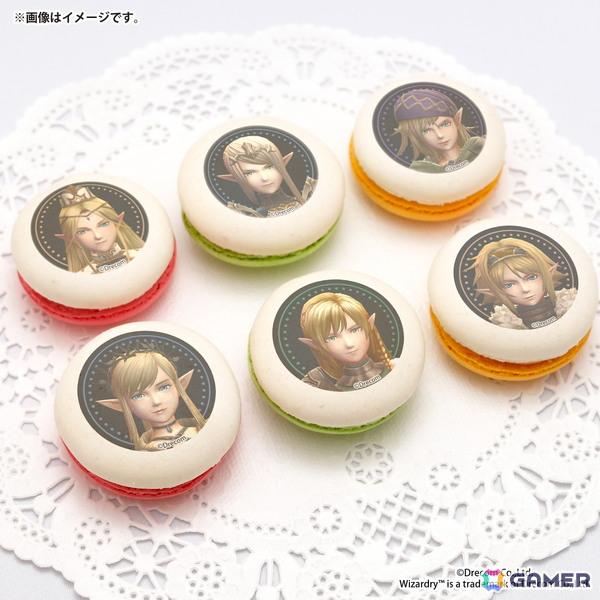 「Wizardry Variants Daphne」1周年を記念したコラボアイテムが登場！オリジナルフレーム切手＆ピンバッジセット、記念コラボスイーツ、コラボ靴下の展開もの画像