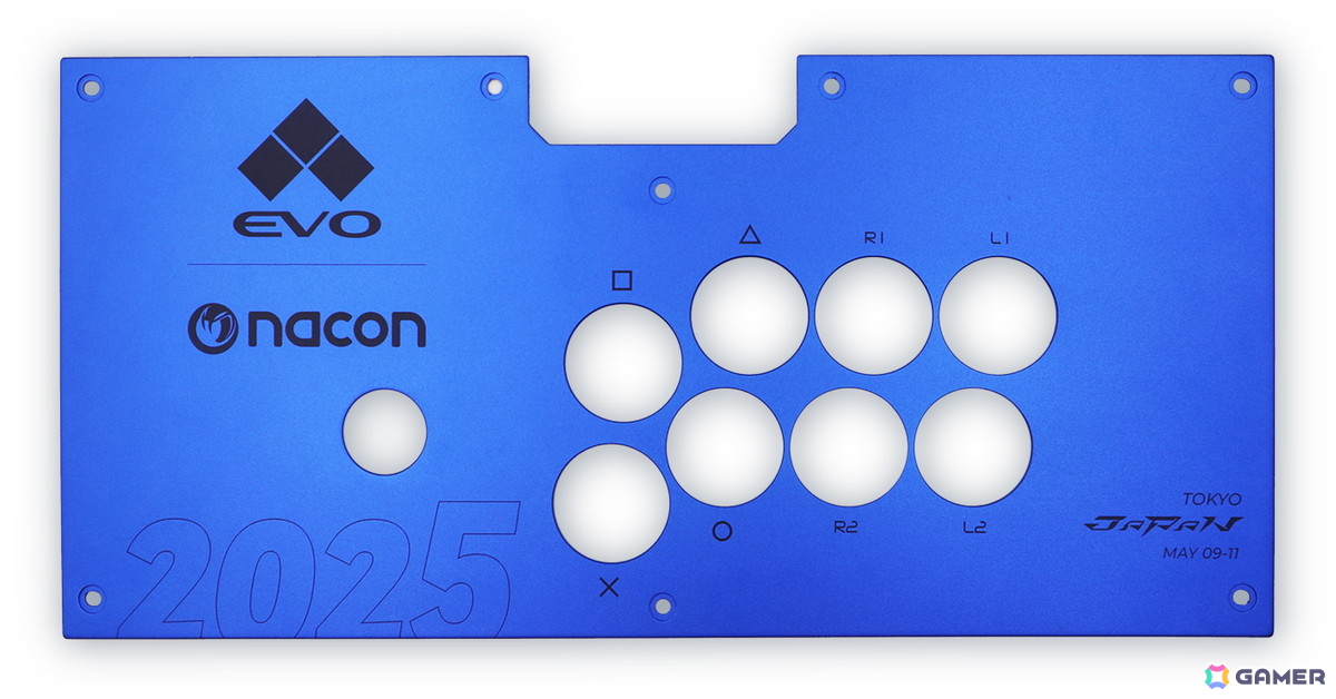「NACON DAIJA アーケードスティック」にEVO Japan 2025の大会入賞者用と同デザインの特製ブルーメタルプレートを同梱―10月23日より数量限定で販売の画像