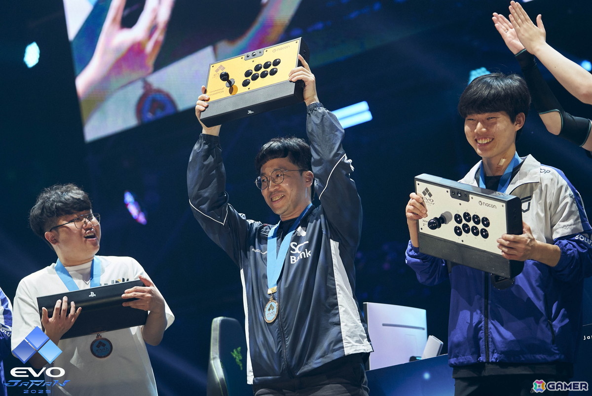 「NACON DAIJA アーケードスティック」にEVO Japan 2025の大会入賞者用と同デザインの特製ブルーメタルプレートを同梱―10月23日より数量限定で販売の画像