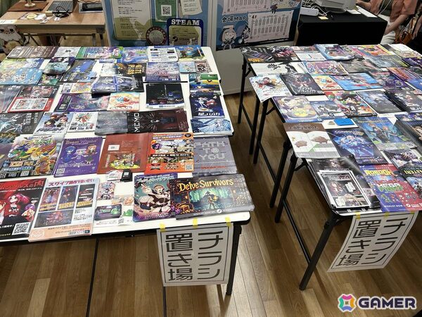 出展作品のチラシが置かれた「チラシ置き場」