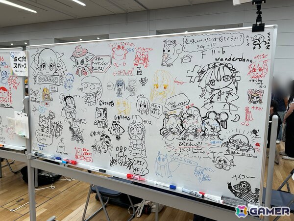 出展者や来場者が描く「落書きスペース」