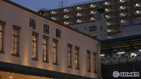 両国駅3番線ホームの巨大モニターに魔人力士が出現！屋外広告「PlayStation 5『魔人力士、降臨。』at 両国駅」が展開の画像