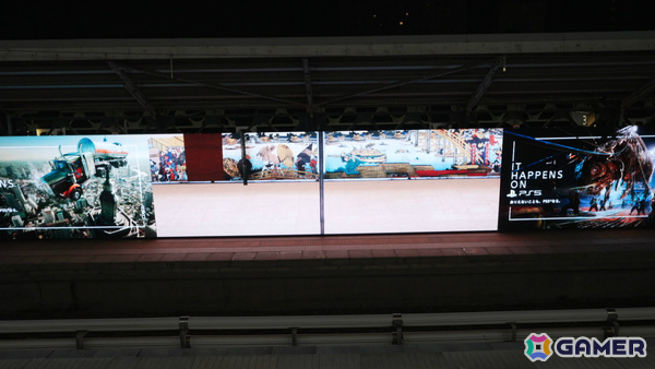 両国駅3番線ホームの巨大モニターに魔人力士が出現！屋外広告「PlayStation 5『魔人力士、降臨。』at 両国駅」が展開の画像