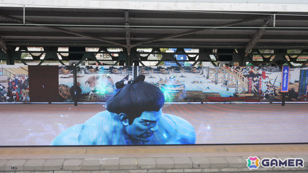 両国駅3番線ホームの巨大モニターに魔人力士が出現！屋外広告「PlayStation 5『魔人力士、降臨。』at 両国駅」が展開の画像