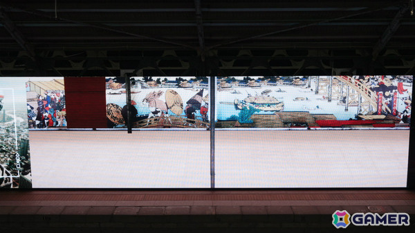 両国駅3番線ホームの巨大モニターに魔人力士が出現！屋外広告「PlayStation 5『魔人力士、降臨。』at 両国駅」が展開の画像