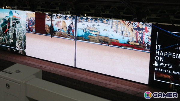 両国駅3番線ホームの巨大モニターに魔人力士が出現！屋外広告「PlayStation 5『魔人力士、降臨。』at 両国駅」が展開の画像