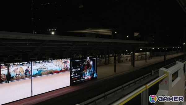 両国駅3番線ホームの巨大モニターに魔人力士が出現！屋外広告「PlayStation 5『魔人力士、降臨。』at 両国駅」が展開の画像