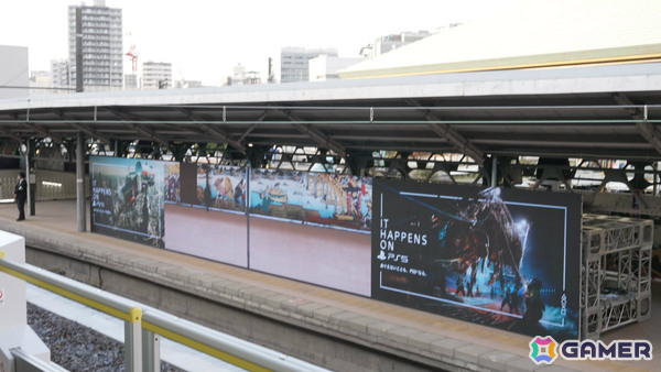 両国駅3番線ホームの巨大モニターに魔人力士が出現！屋外広告「PlayStation 5『魔人力士、降臨。』at 両国駅」が展開の画像