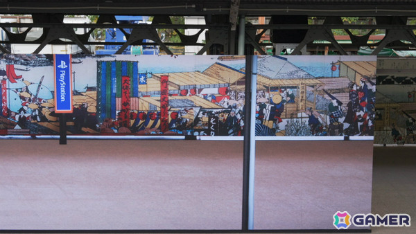 両国駅3番線ホームの巨大モニターに魔人力士が出現！屋外広告「PlayStation 5『魔人力士、降臨。』at 両国駅」が展開の画像