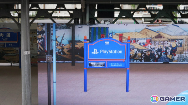 両国駅3番線ホームの巨大モニターに魔人力士が出現！屋外広告「PlayStation 5『魔人力士、降臨。』at 両国駅」が展開の画像