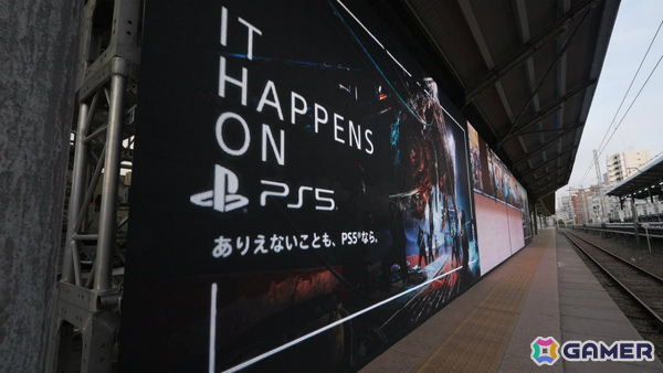 両国駅3番線ホームの巨大モニターに魔人力士が出現！屋外広告「PlayStation 5『魔人力士、降臨。』at 両国駅」が展開の画像