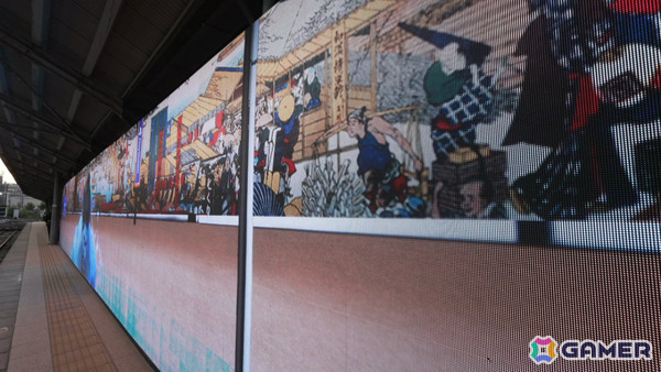 両国駅3番線ホームの巨大モニターに魔人力士が出現！屋外広告「PlayStation 5『魔人力士、降臨。』at 両国駅」が展開の画像