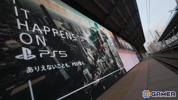 両国駅3番線ホームの巨大モニターに魔人力士が出現！屋外広告「PlayStation 5『魔人力士、降臨。』at 両国駅」が展開の画像