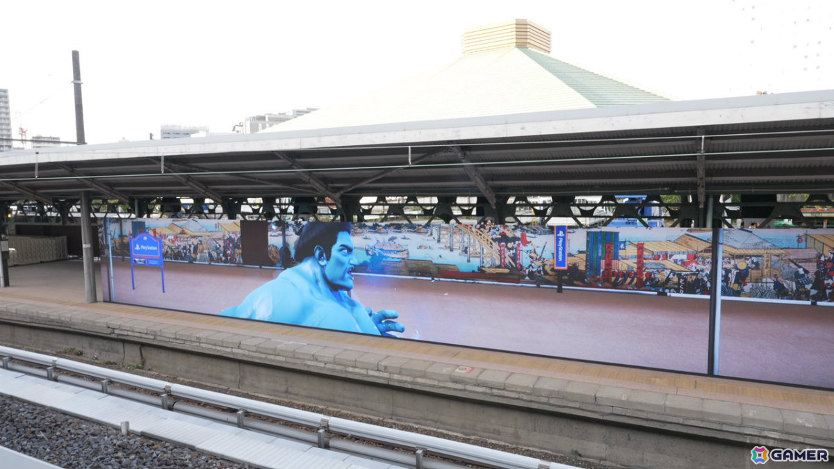両国駅3番線ホームの巨大モニターに魔人力士が出現！屋外広告「PlayStation 5『魔人力士、降臨。』at 両国駅」が展開の画像
