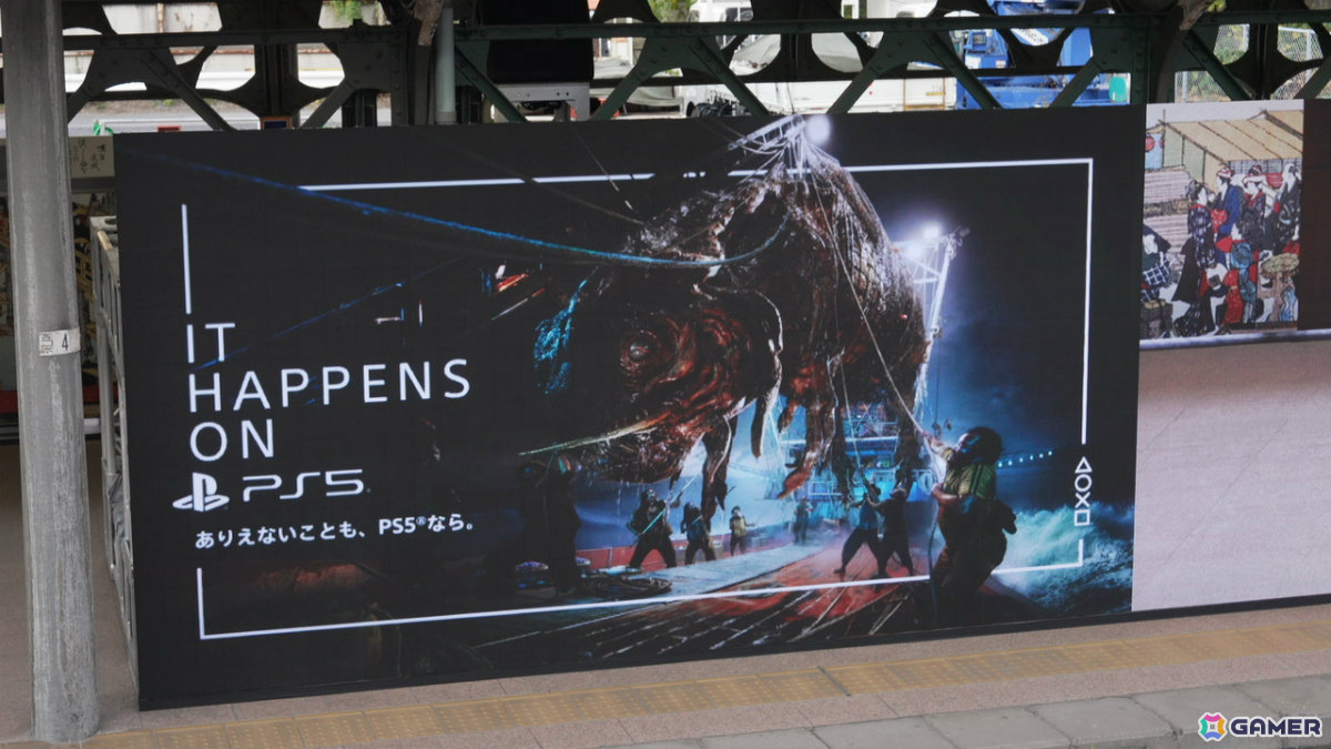 両国駅3番線ホームの巨大モニターに魔人力士が出現！屋外広告「PlayStation 5『魔人力士、降臨。』at 両国駅」が展開の画像4