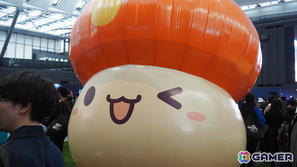 高柳知葉さんが声を担当する新規職業「緋眼の旅人レン」が発表！「メイプルストーリー」オフラインイベント「2025 Super Maple Party」をレポートの画像