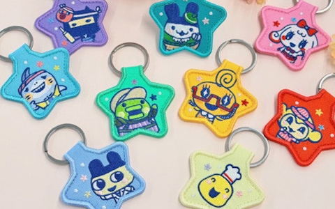 「かえってきた!たまごっちのプチプチおみせっち×CAPCOM CAFE」のオリジナルグッズが公開!アクスタやトートバッグなどが登場