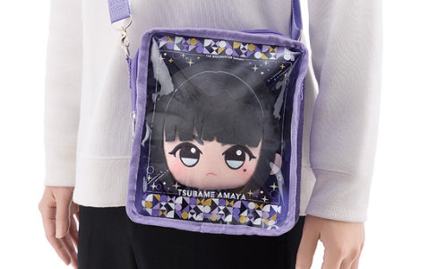 「学マス」雨夜 燕が大きいサイズの「もふぐっと ちびぐるみ」&なまえ入りのバッグのセットで登場!