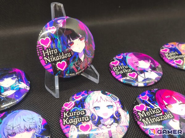 裏アカ迷宮ノベルRPG「配信少女ノ裏垢迷宮」初の公式グッズ「ランダム缶バッジ（全8種）」の通販予約がスタート！の画像3