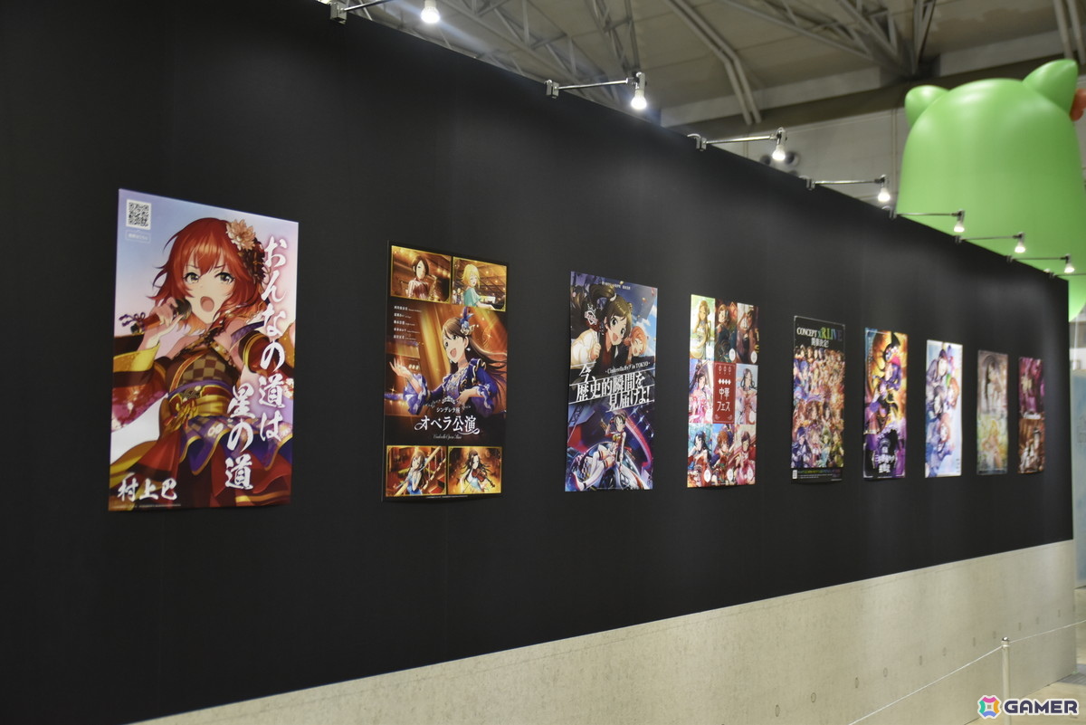 アイドルたちのこれまでの活躍がポスターに（※内容は全てフィクション）。