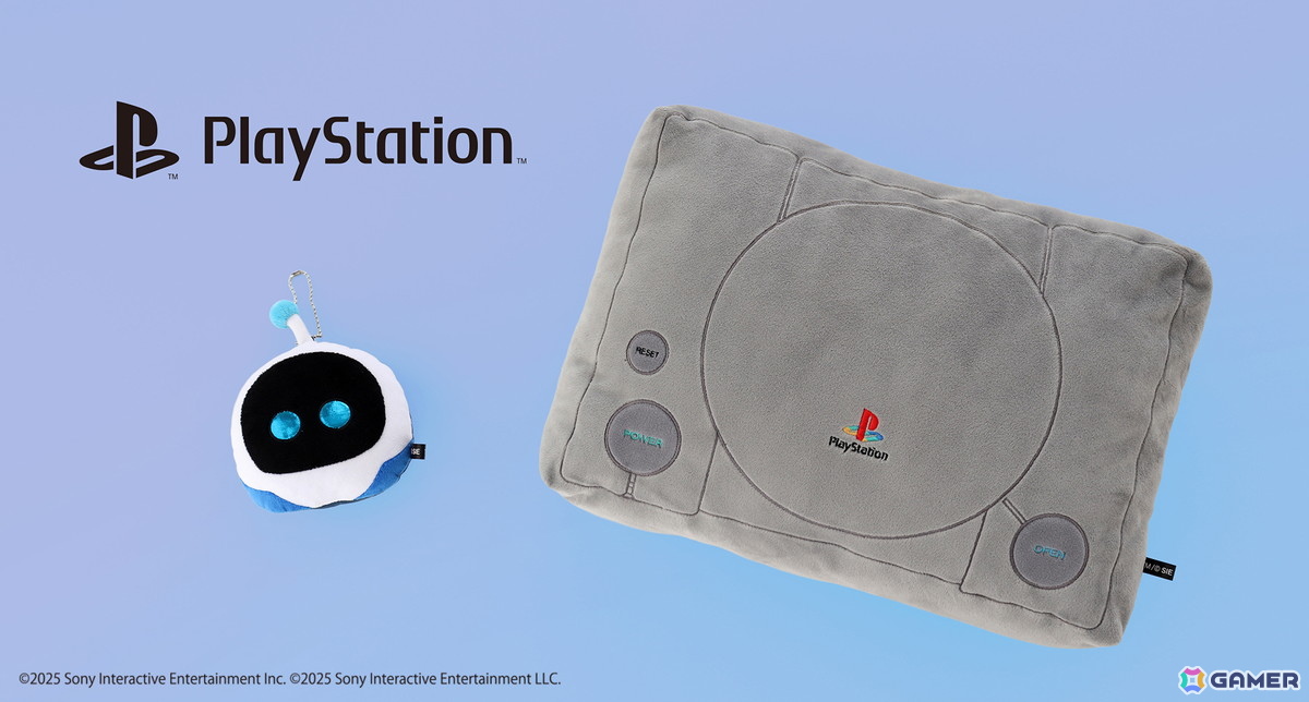 初代プレイステーション型のクッションと「ASTRO BOT」からアストロの