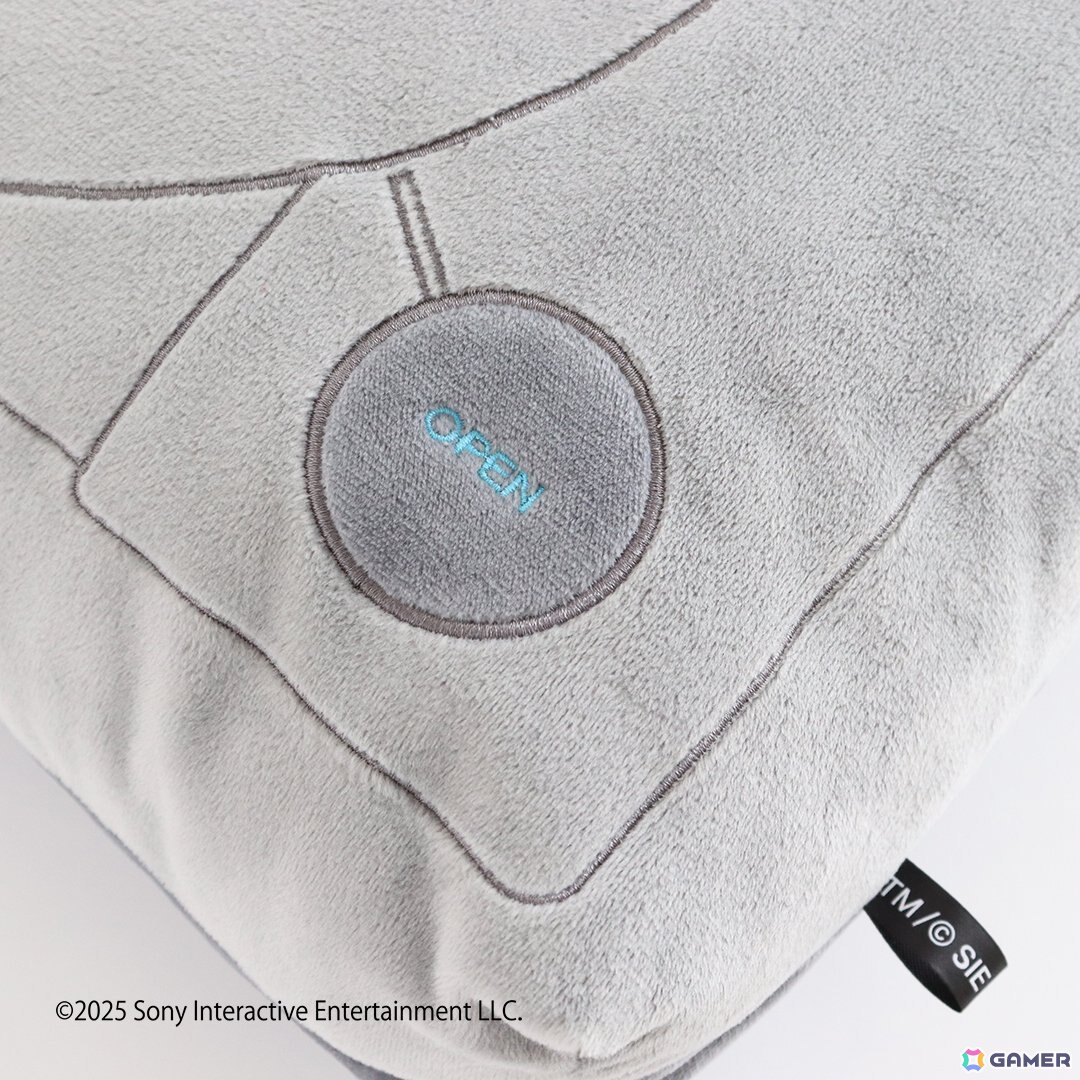 初代プレイステーション型のクッションと「ASTRO BOT」からアストロのクリーナーチャームが発売!の画像