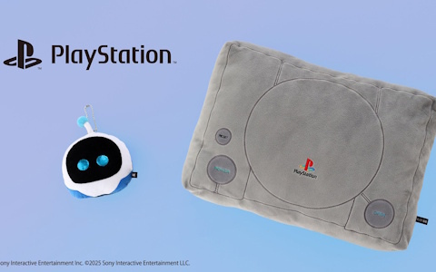 初代プレイステーション型のクッションと「ASTRO BOT」からアストロのクリーナーチャームが発売！