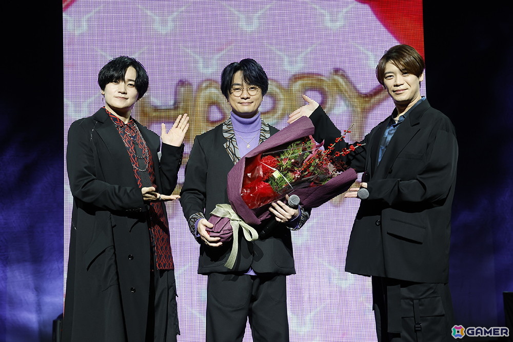 【昼公演】は毎年恒例のルルーシュお誕生日のお祝いの花束を天﨑滉平さんから手渡した。写真左から天﨑滉平さん、福山潤さん、古川慎さん